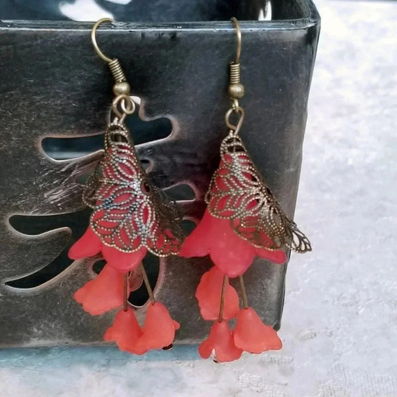 PinkDiva Jewelry - Edgy Shades of Red Matte Lucite Flowers Bronze Filigree Victorian Earrings